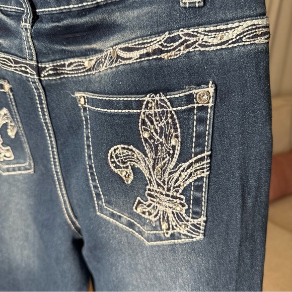 Revolt Women's Distressed Embroidered Jeweled Pocket Jeans Size 6 - Picture 9 of 12